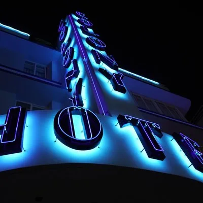 Award-winning Art Deco & Neon Lights Walking Tour in Miami Beach